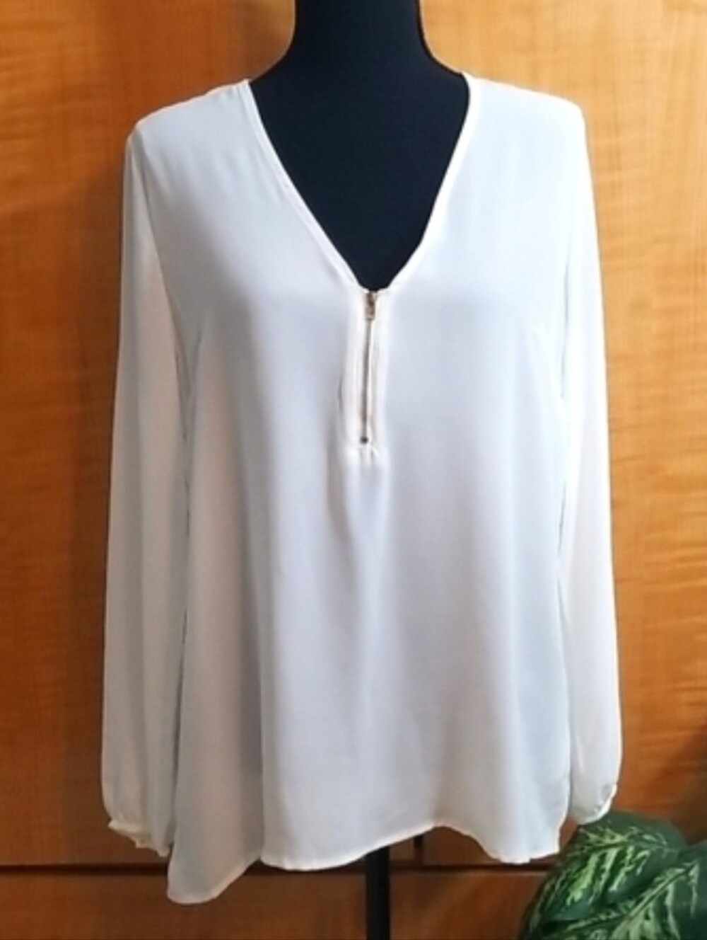 NWT JustFab white blouse size medium.